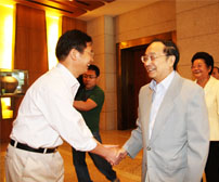 潔爾爽公司總經理商成杰歡迎十屆全國人大常委會副委員長蔣正華指導工作。（2008）